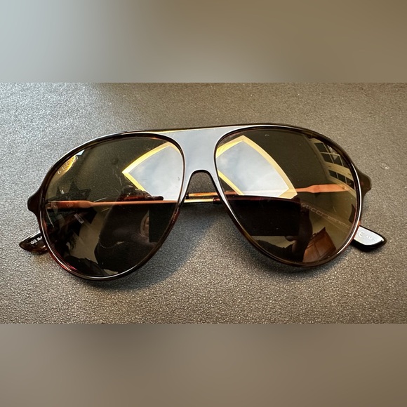 Gucci Unisex Aviator Tortoise Sunglasses with gold trim. Style # GG 1649 - Picture 2 of 9